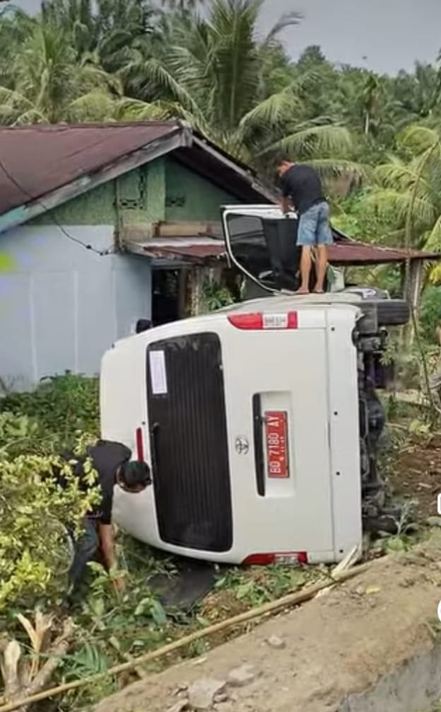 Tragedi Pulang dari Palembang, Toyota Hiace Angkut Tim Basket PORNAS Bengkulu Tergelincir di Desa Talang Sali
