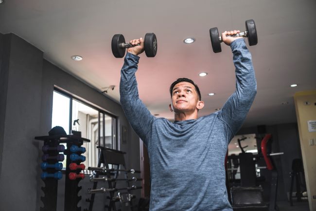 Tips Melakukan Gerakan Overhead Press dan Manfaatnya untuk Tubuh