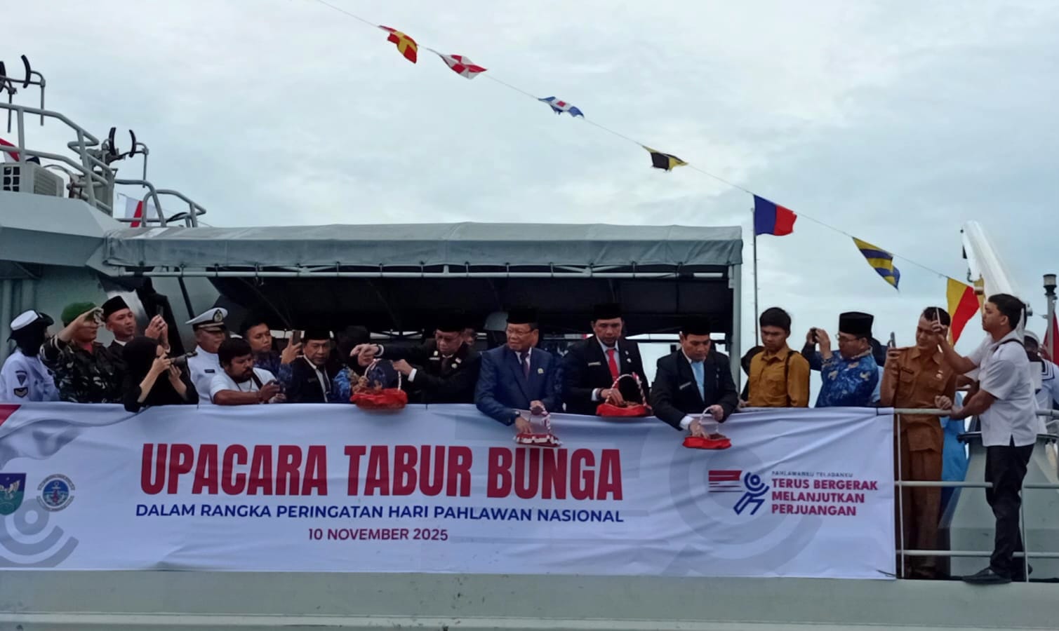 Kenang Jasa Pahlawan, Pemprov  dan DPRD Tabur Bunga di Laut Bengkulu