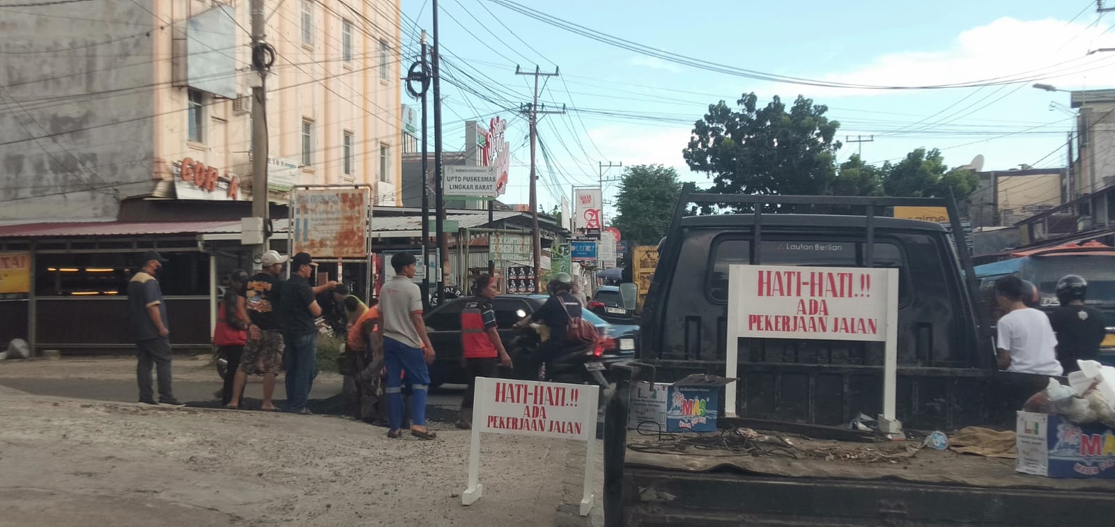 Beri Kenyamanan Pengendara Saat Lebaran, Dinas PUPR Kota Bengkulu Tambal Sementara Jalan Berlubang