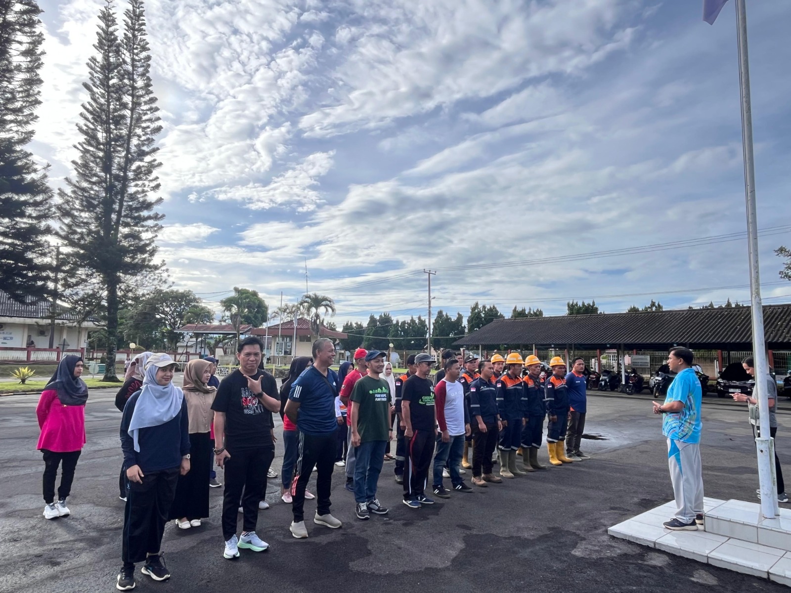 UBP Bengkulu dan Warga Ujan Mas Atas Gelar Jumat Bersih di Simpang PLTA Musi