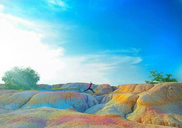  Rainbow Hills, Pesona Bukit Berwarna di Pekanbaru  
