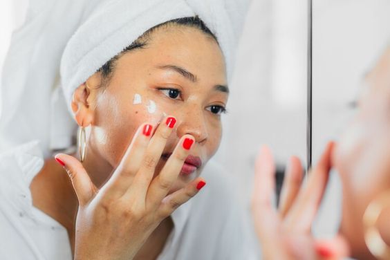Lakukan Perawatan Sebelum Memulai Aktivitas, Inilah 5 Urutan Skincare Pagi Hari 