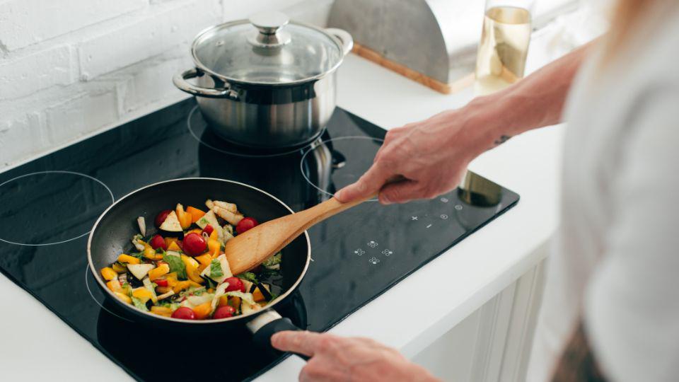 Biar Tidak Basi! Ini Teknik Menghangatkan Makanan Yang Bikin Tetap Lezat