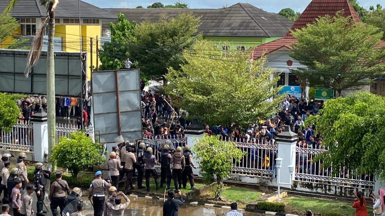 Demo Tolak Kebijakan Prabowo di Bengkulu Ricuh, Polisi dan Mahasiswa Bentrok