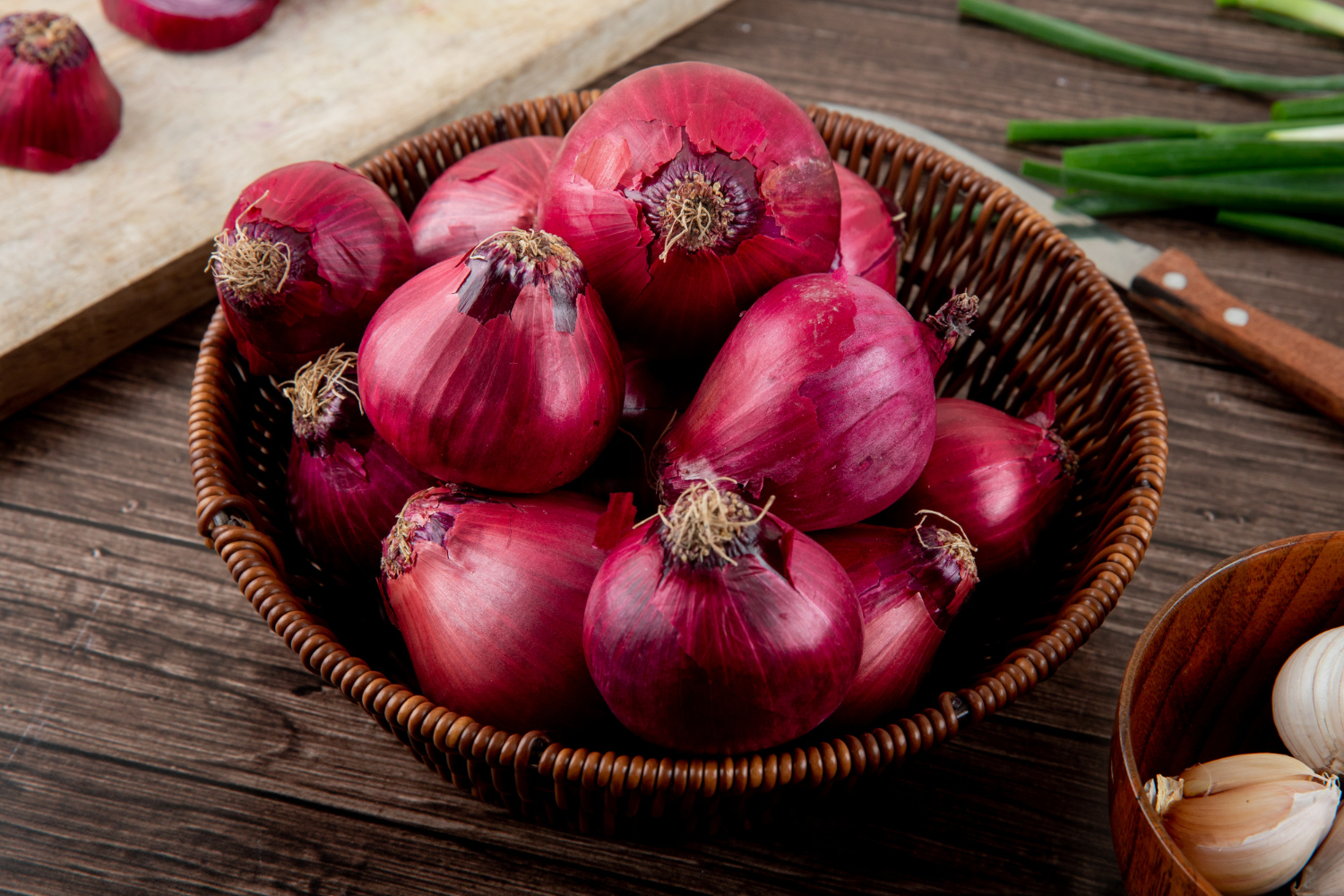 Kenapa Mata Langsung Berair Saat Potong Bawang? Ini Fakta Uniknya
