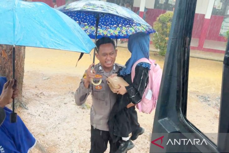  Bus Polisi Bantu Anak-anak Pelosok Satui Menjemput Mimpi