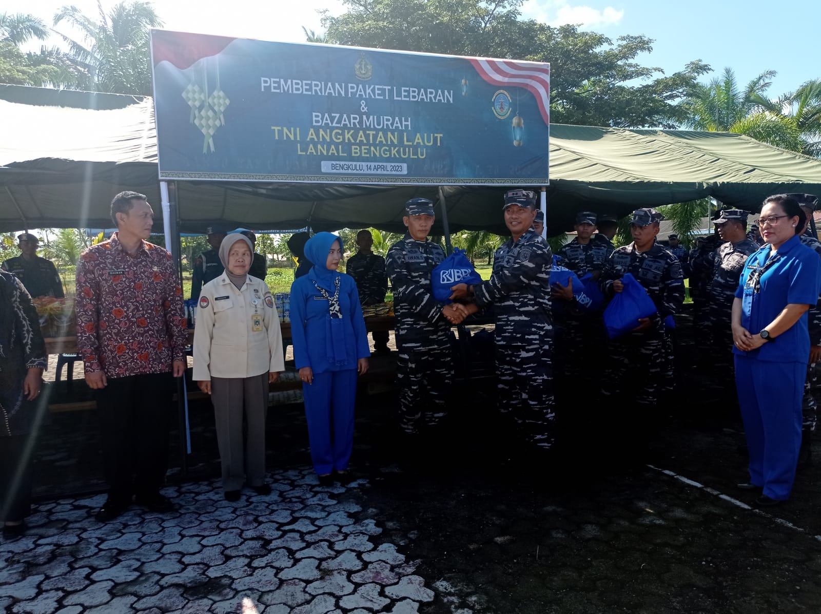 TNI AL Lanal Bengkulu Bagikan Paket Lebaran dan Buka Bazar Sembako Murah