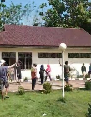Warga Desa Penyanggah Bengkulu Utara Serang Kantor PT Pamorganda