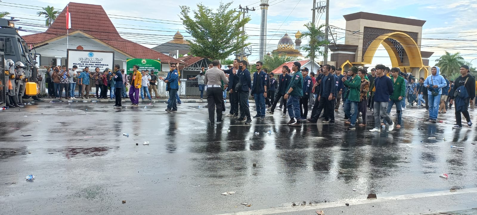 Chaos di Gedung DPRD Provinsi Bengkulu, 4 Orang Demonstran Diamankan