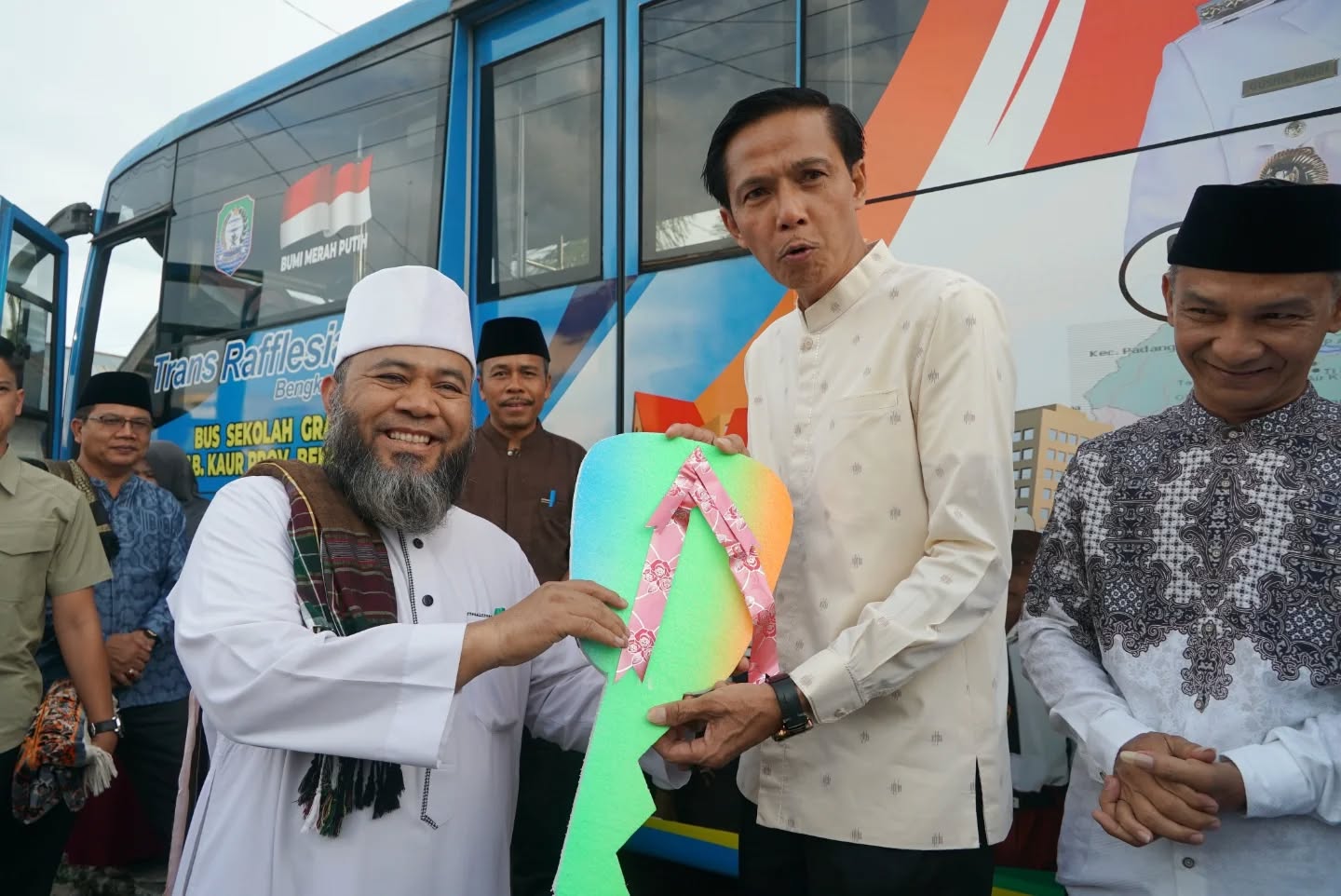 Gubernur Bengkulu Serahkan Bantuan Bus Sekolah Gratis untuk Kabupaten Kaur