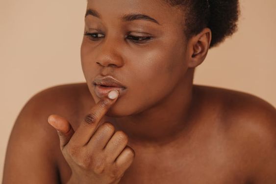 Begini 5 Cara Pakai Lip Scrub yang Tepat agar Bibir Tetap Sehat dan Lembab 