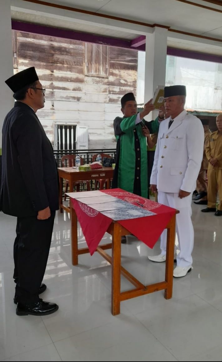 Pernah Dipecat Bupati, Kades Ini Kembali Dilantik Camat