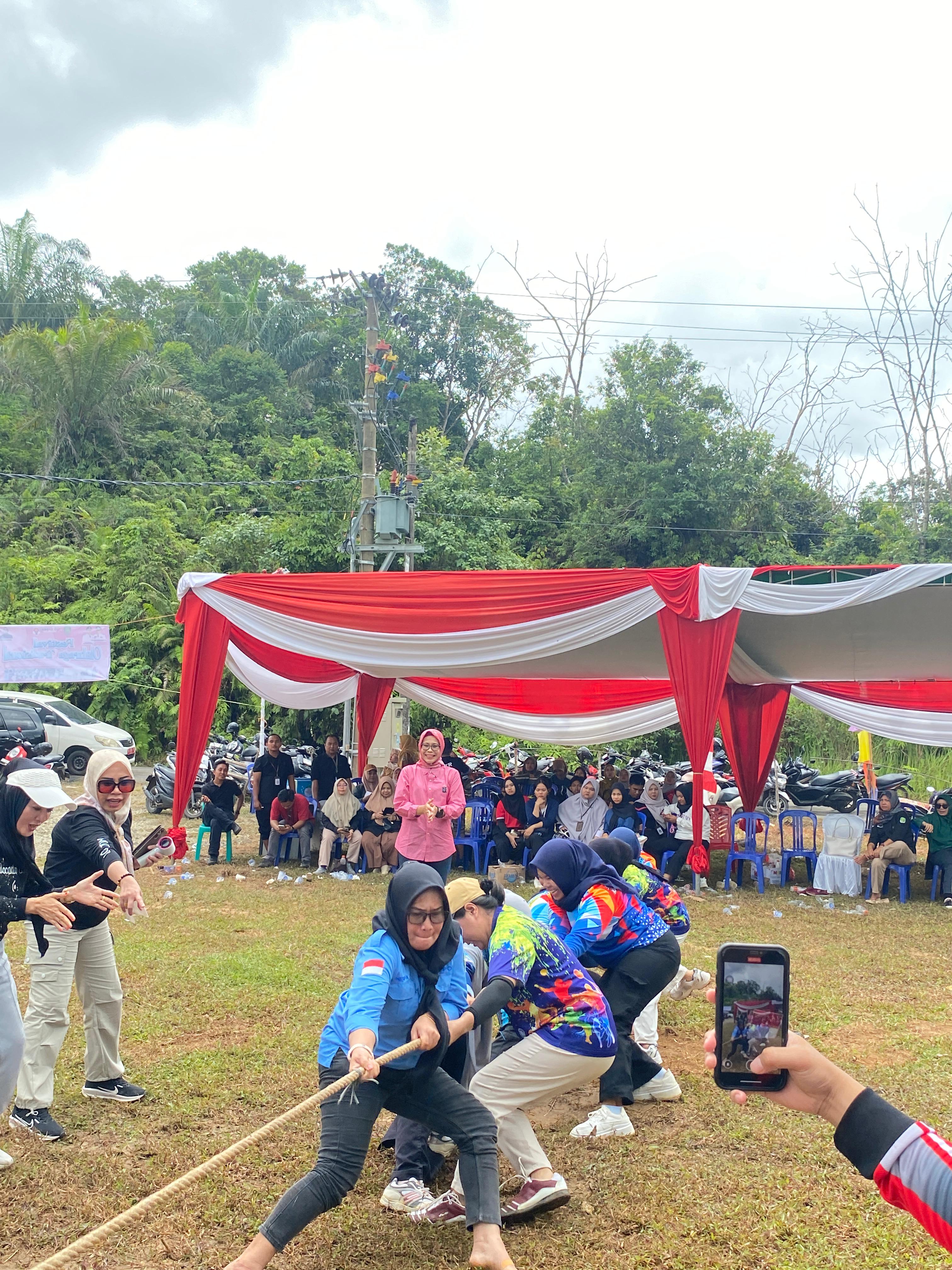 Lomba Tarik Tambang Meriahkan Festival Olaharaga Tradisional