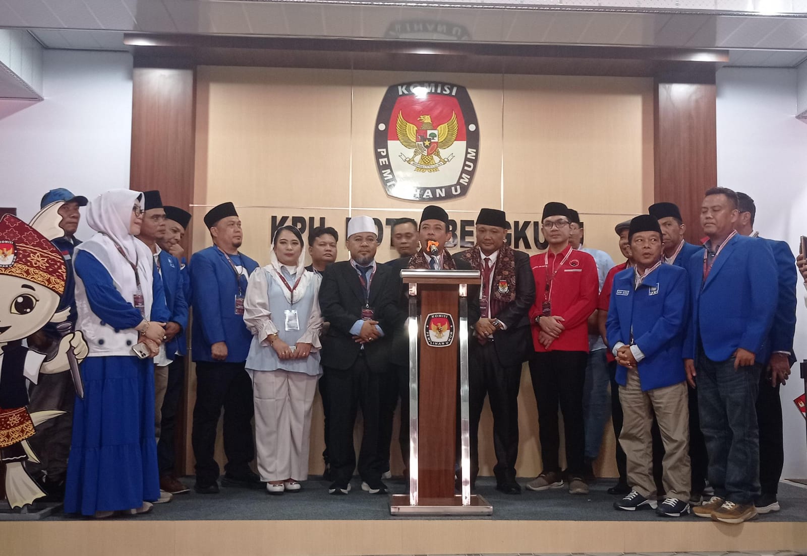 Pasangan Calon Dedy - Rony Daftar ke KPU Kota Bengkulu, Diiringi Pendukung Fanatik 'BRADER'