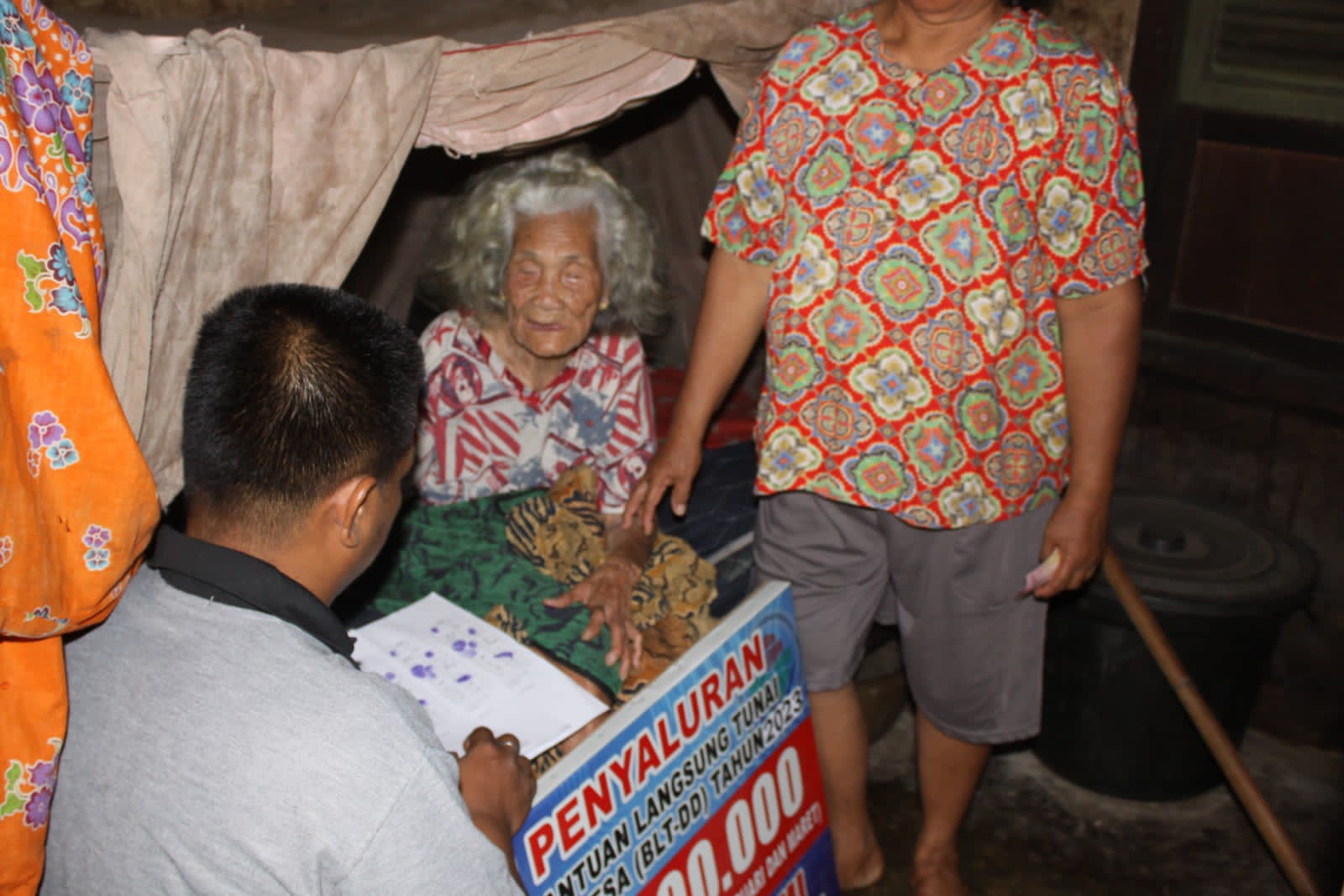  Bantuan Langsung Tunai Dana Desa di Sukarami Kedurang Ilir Disalurkan, Pemdes Jemput Bola 