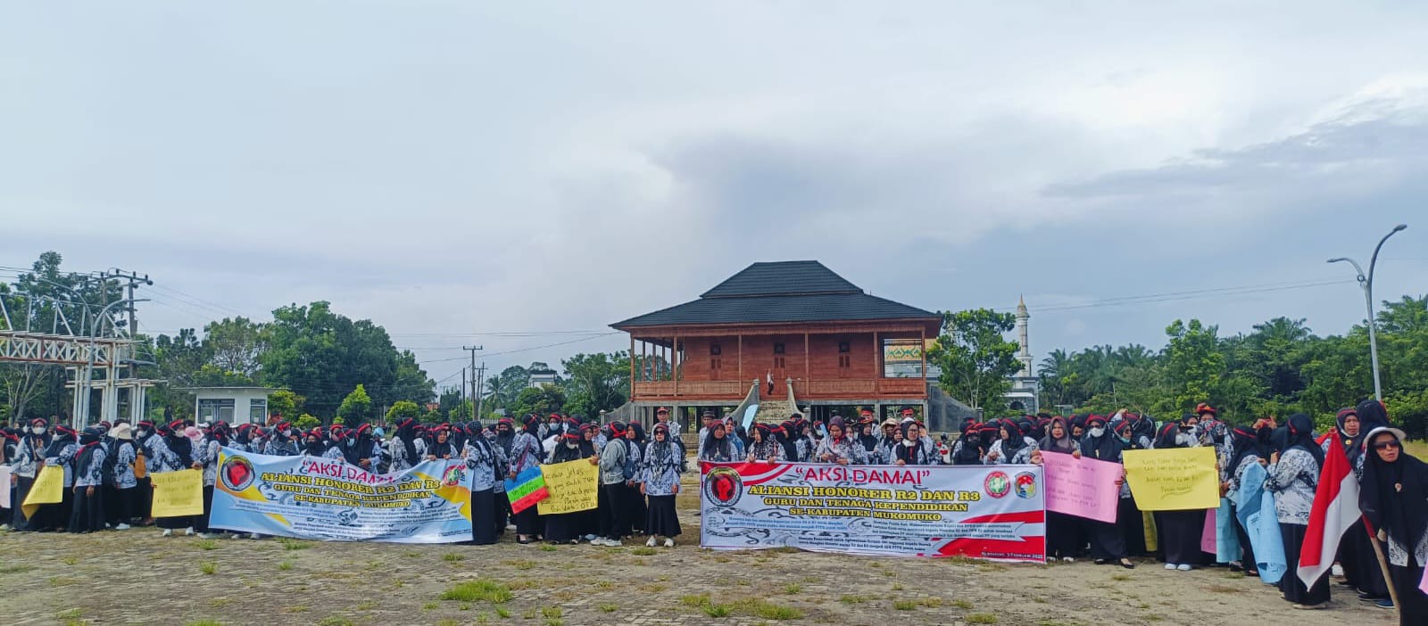 Ratusan Guru dan Tenaga Kependidikan Mukomuko Geruduk DPRD, Tuntut Status PPPK Penuh Waktu