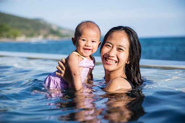 Tips Aman Berenang di Kolam Renang Bersama Anak