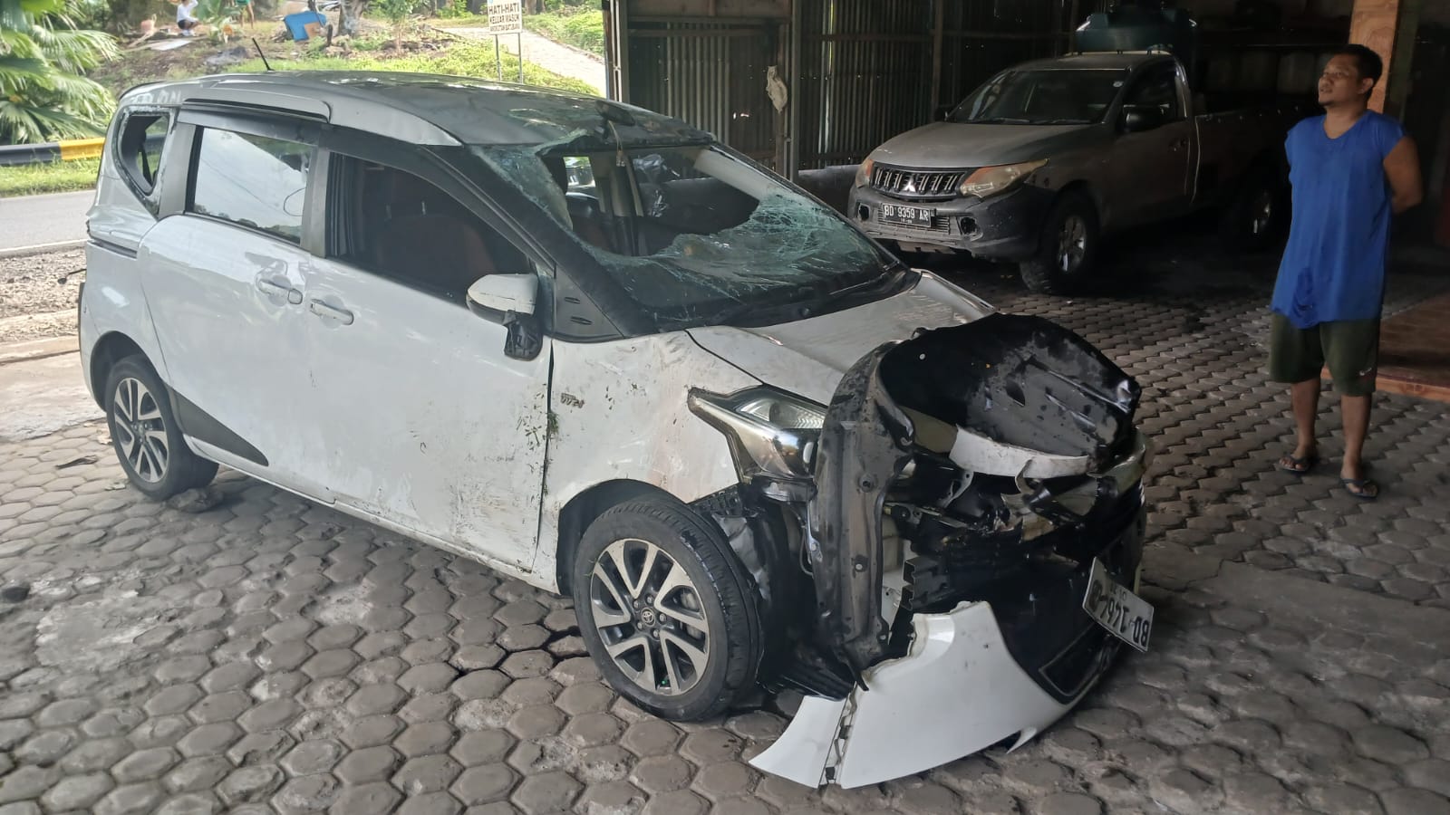 Selamat Dari Maut, Mobil Sienta Alami Rusak Parah Usai Tabrak Pembatas Jalan
