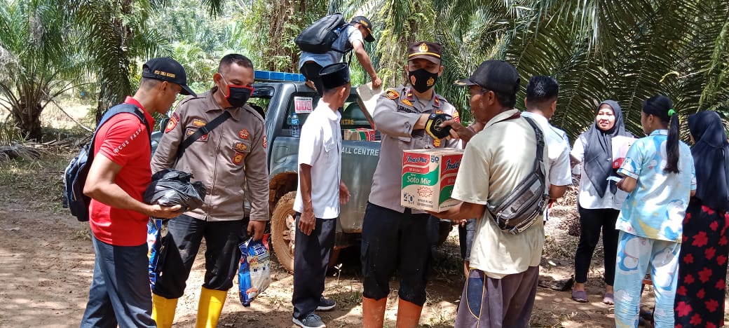 Peduli Korban Banjir, Kapolsek Giri Mulya Berikan Bantuan