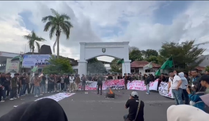 Tolak Kebijakan Pemerintah Pusat, HMI Unjuk Rasa di DPRD Provinsi Bengkulu; Bakar Ban Hingga Ricuh