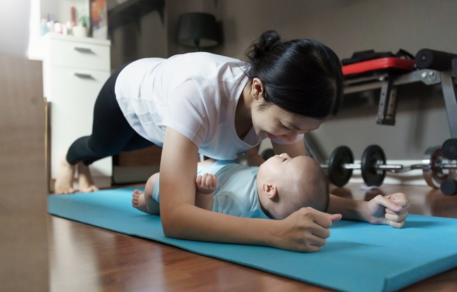 5 Olahraga Bersama Bayi yang Bisa Dilakukan di Rumah