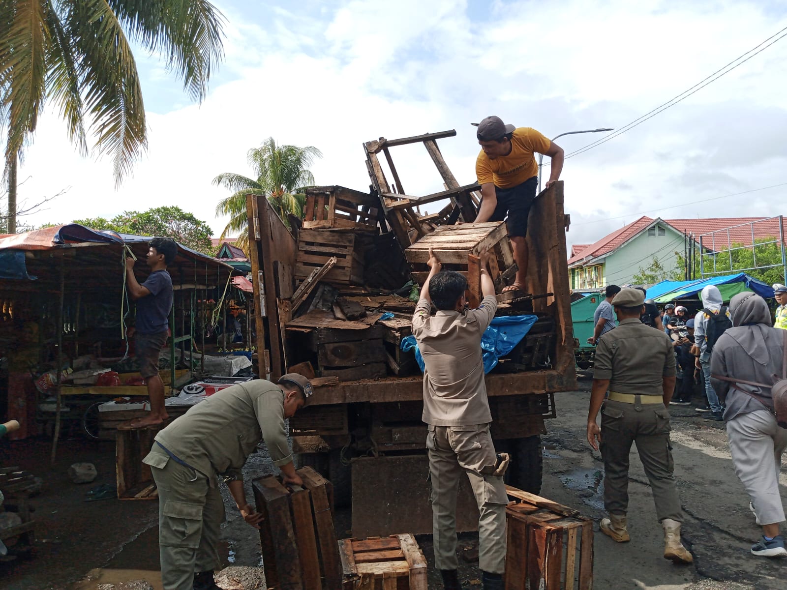 Personel Gabungan Tertibkan Pedagang di Sepanjang Jalan KZ Abidin