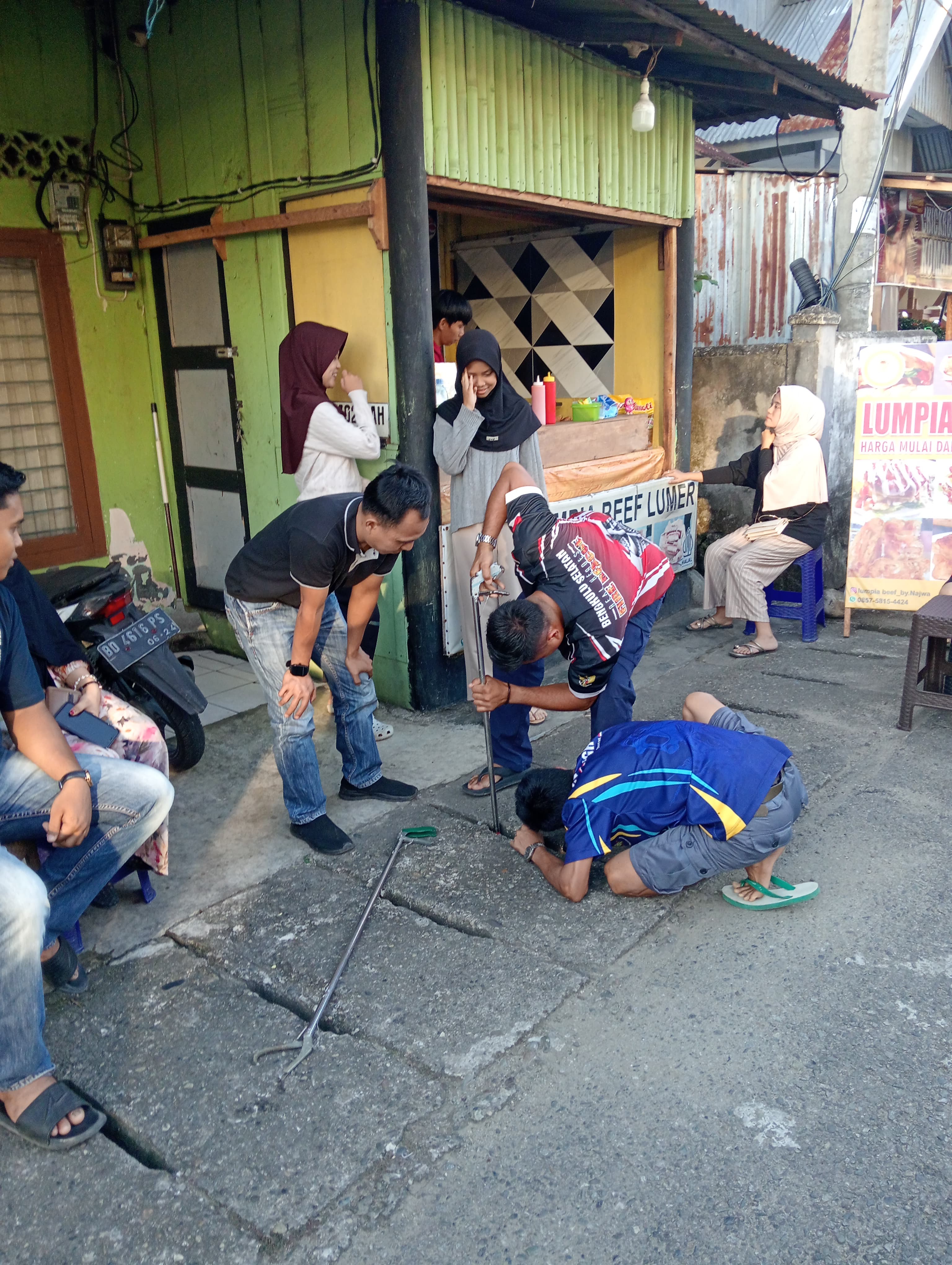 Bukan Cuma Padamkan Api, Damkar Bengkulu Selatan Bantu Warga Ambil Kunci di Gorong-Gorong