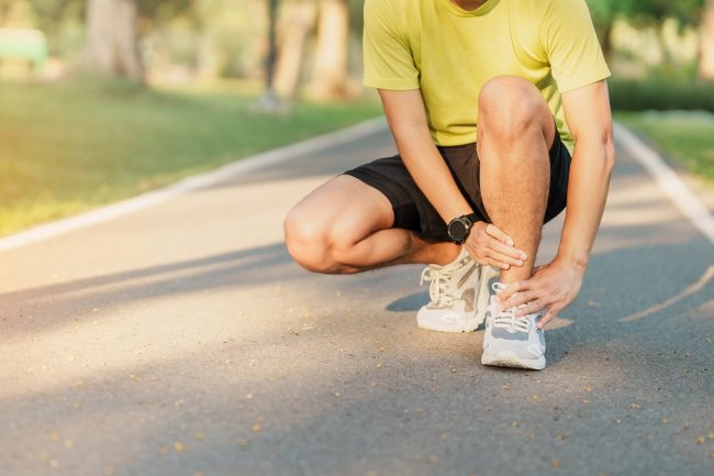 Susah Jalan Akibat Kaki Terkilir? Ini Cara Tepat Mengatasinya