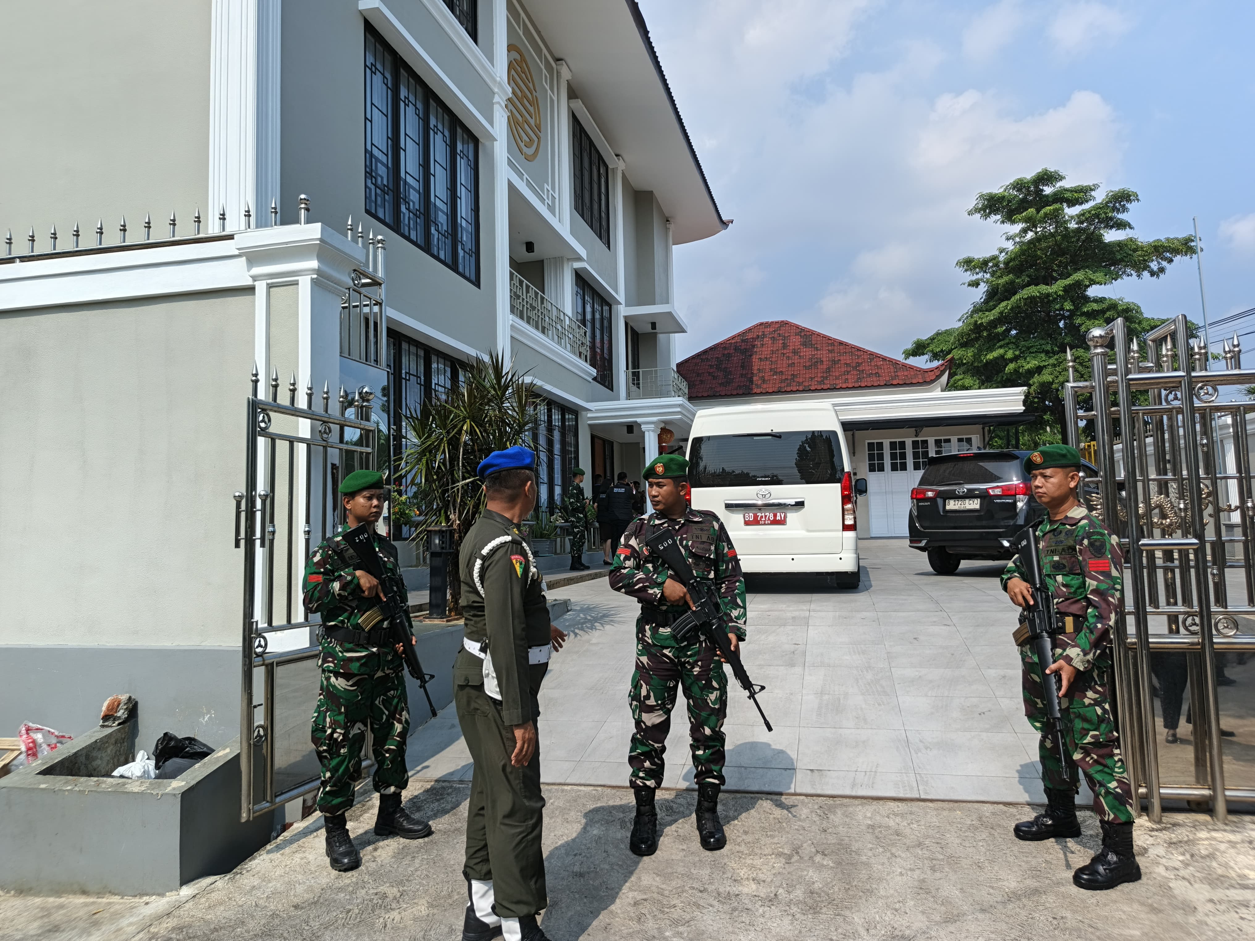 Dikawal TNI, Penyitaan Rumah Mewah dan Mobil Sport Milik Bebby Hussy Berlangsung Lancar