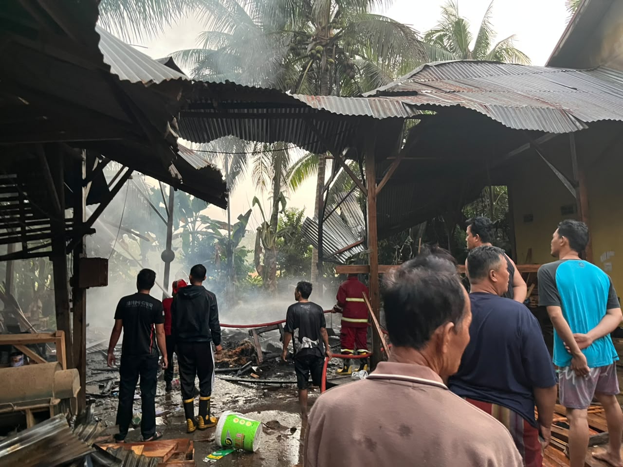  Damkar Bengkulu Selatan Bergerak Cepat, Mebel Maker di Seginim Ludes Terbakar
