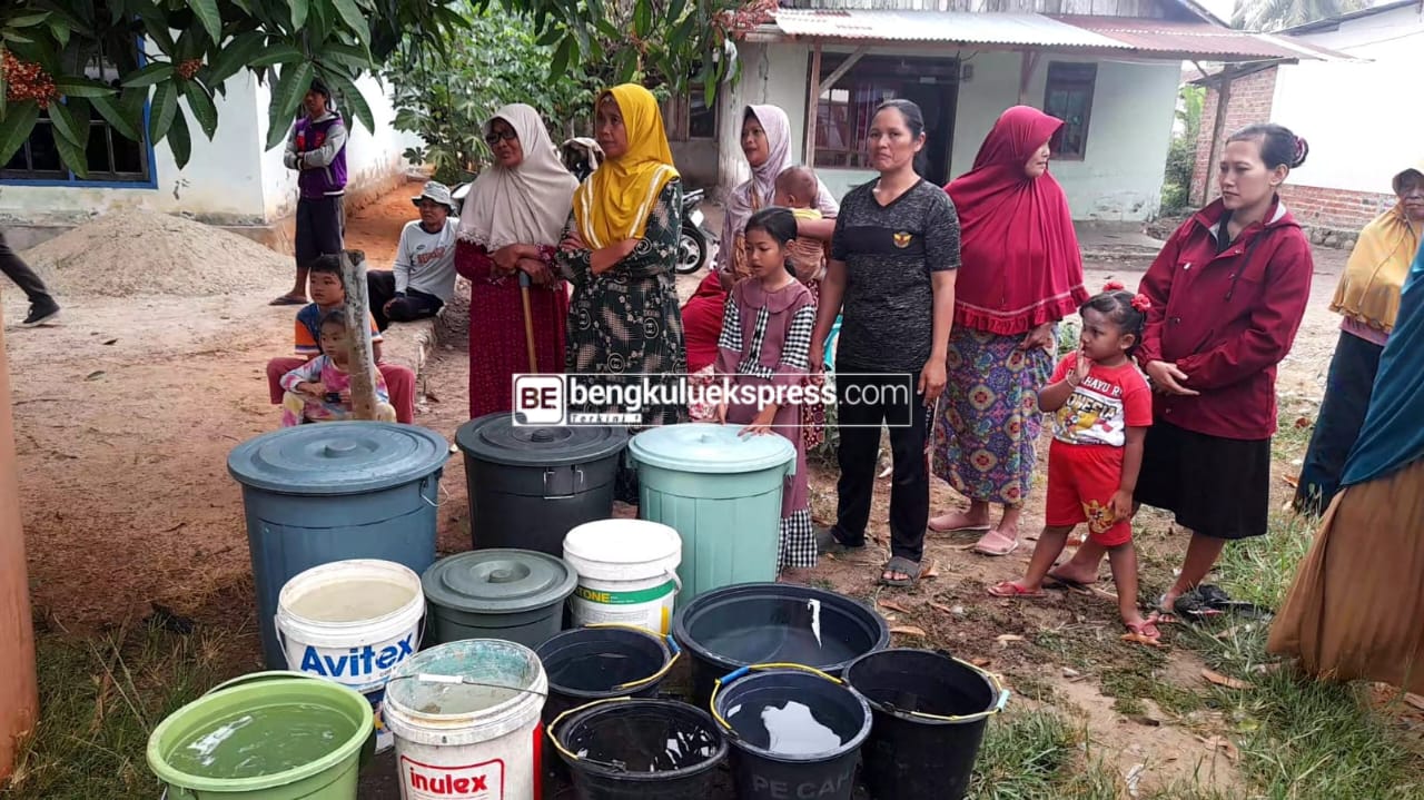 Kemarau Panjang Mulai Berdampak, Warga Kampung Melayu Kota Bengkulu Beli Galon untuk Kebutuhan Rumah Tangga 