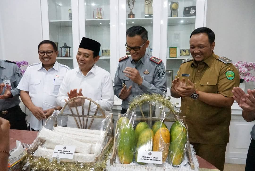 Wali Kota Bengkulu Dikunjungi Kalapas, Bawa Tempe dan Pepaya Hasil Kebun Lapas