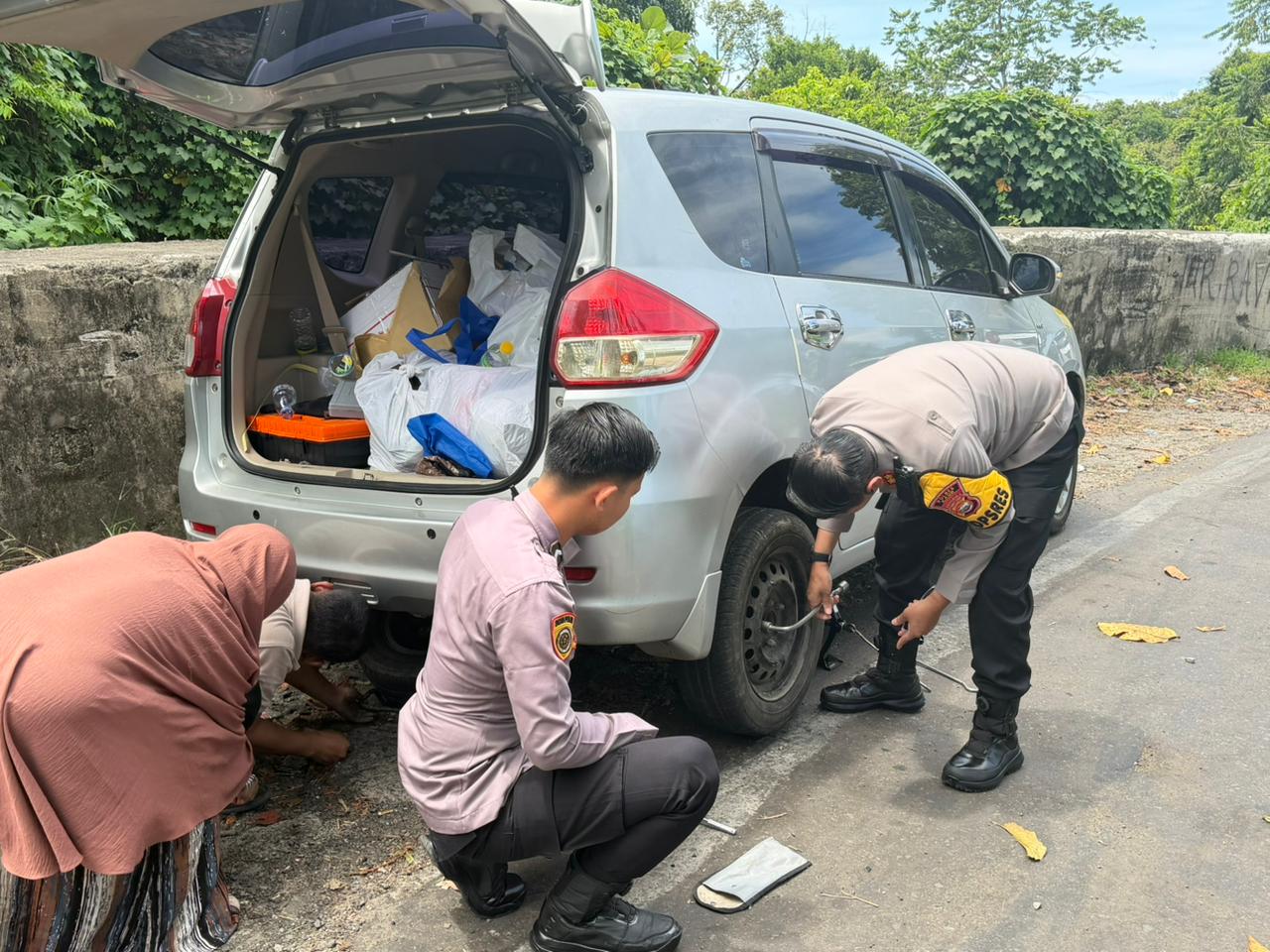 Kapolres Kaur Turun Langsung Bantu Pemudik Pecah Ban