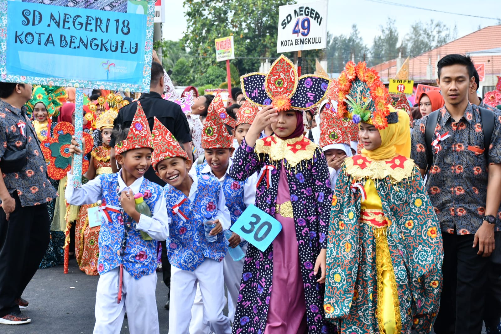 Karnaval Batik Besurek Tingkat Dunia di Kota Bengkulu Diikuti Ribuan Peserta