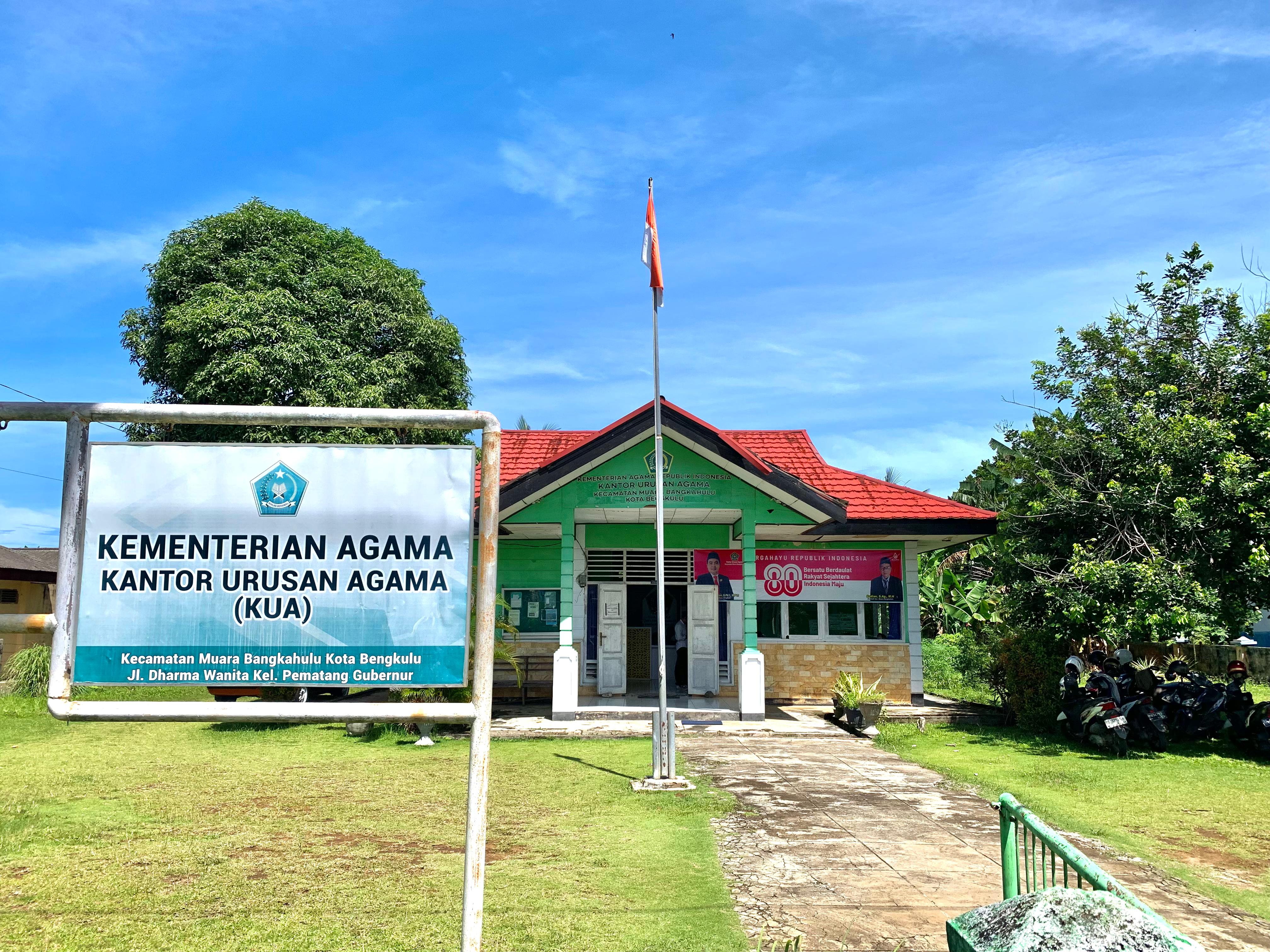Simbol Jaga Bumi, Calon Pengantin di Bengkulu Bawa Bibit Buah Saat Daftar Nikah
