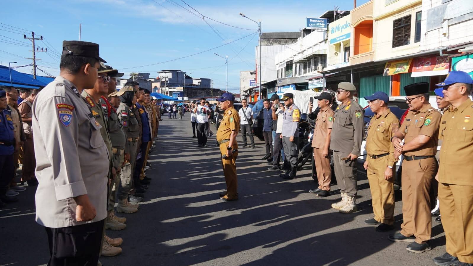 Personel Gabungan Pemkot Bengkulu Mulai Tata Pasar Panorama