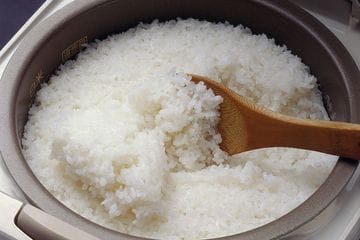 Rice Cooker Berisi Nasi Basi? Berikut Ini Cara Membersihkannya