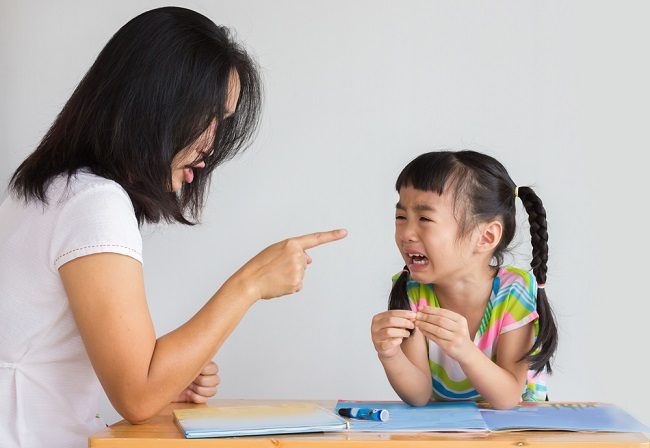 Jarang Disadari! Ini Tanda Orang Tua Membully Anak