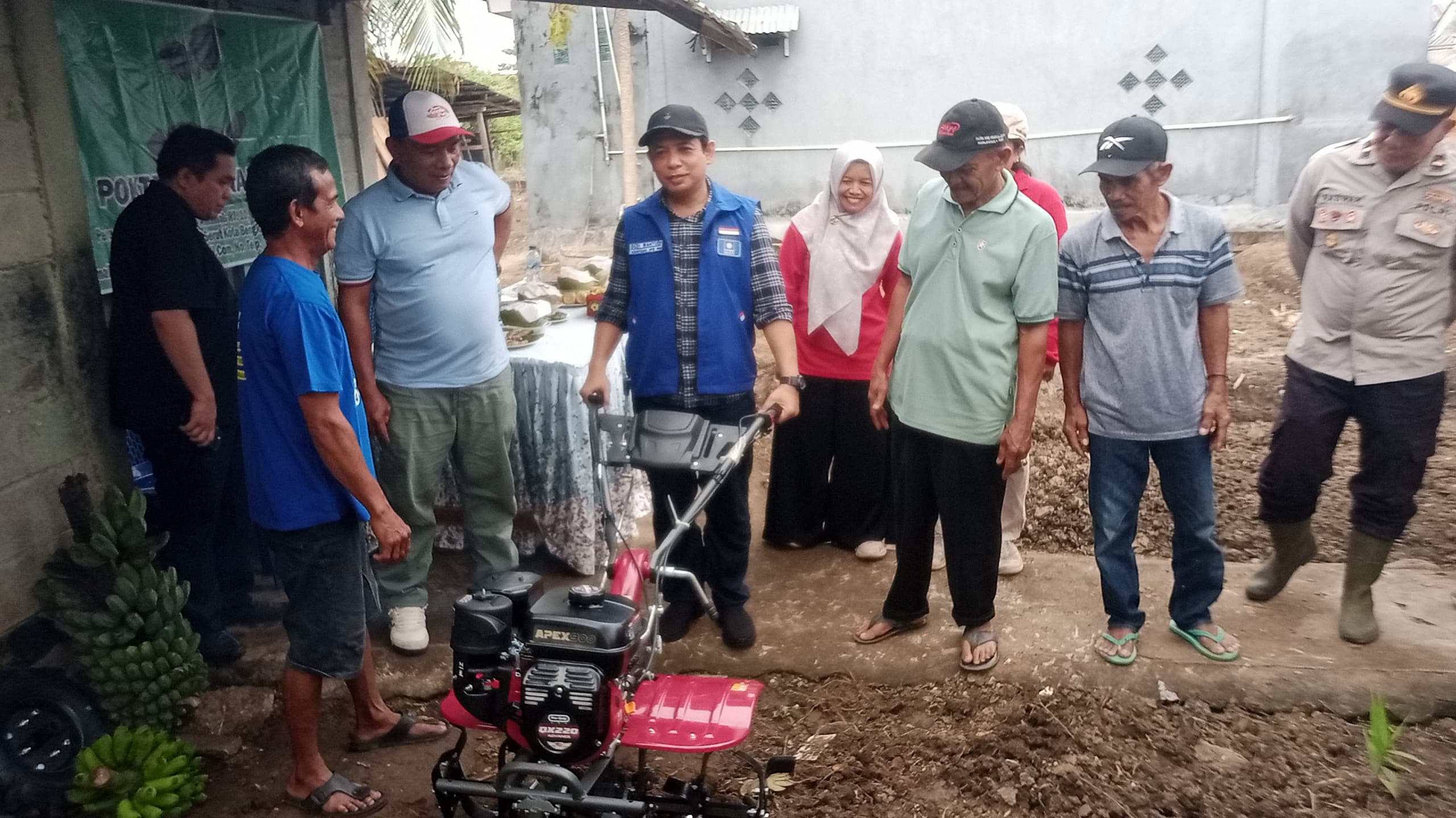 Manfaatkan Lahan Tidur, Warga Kelurahan Surabaya Dapat Bantuan 1 Unit Cultivator dari Walikota