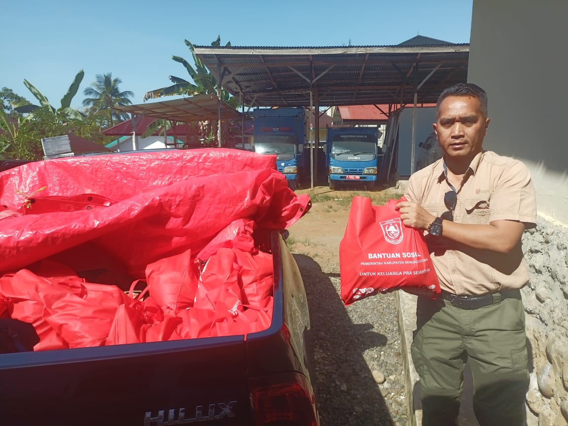 Dinas Sosial Bengkulu Utara Berikan Bantuan untuk Anak Yatim di Enggano