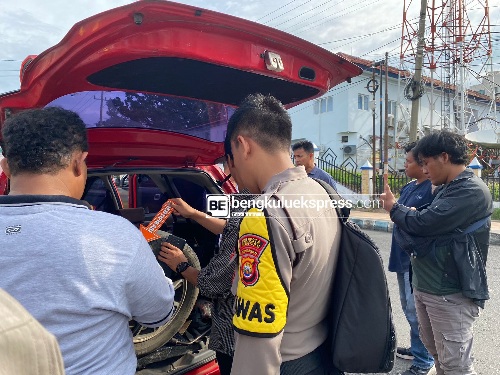 Perbaiki Ban Mobil, Uang Tunai Puluhan Juta Digasak Pencuri, Pelaku Diduga Pejalan Kaki