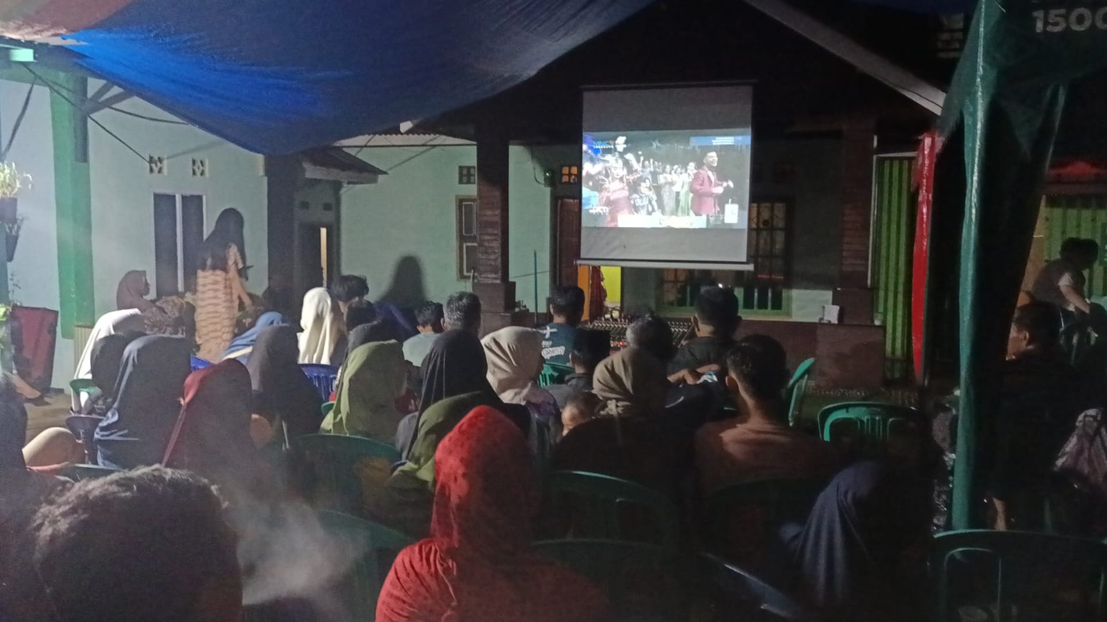 Lurah dan Warga Pematang Gubernur Gelar Nobar Dukung Karisma Tampil di Ajang KDI MNCTV