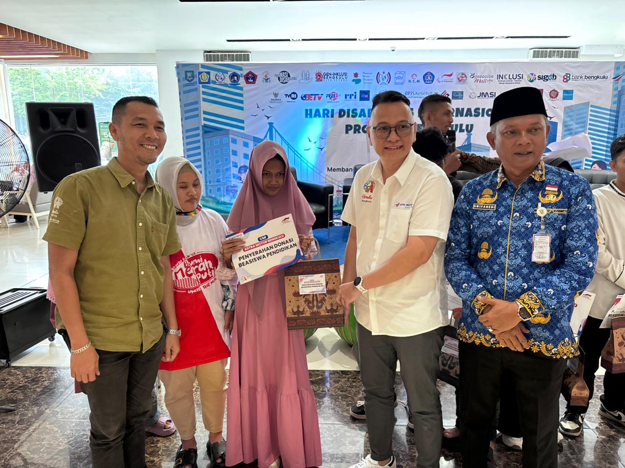 Astra Motor Bengkulu Salurkan Beasiswa untuk Siswa Disabilitas di Momen Hari Disabilitas Internasional