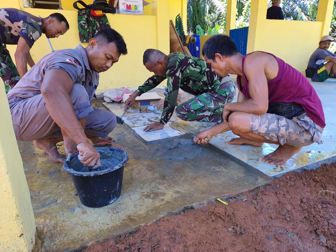 Satgas TMMD Bengkulu Utara Bersama Masyarakat Rehab Posyandu Dusun Sinar Selatan 