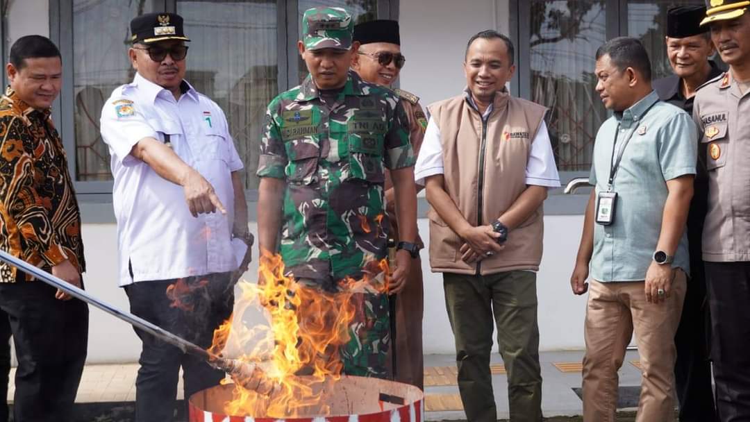 Disaksikan Pj Walikota, KPU Kota Bengkulu Musnahkan Surat Suara Rusak dan Berlebih