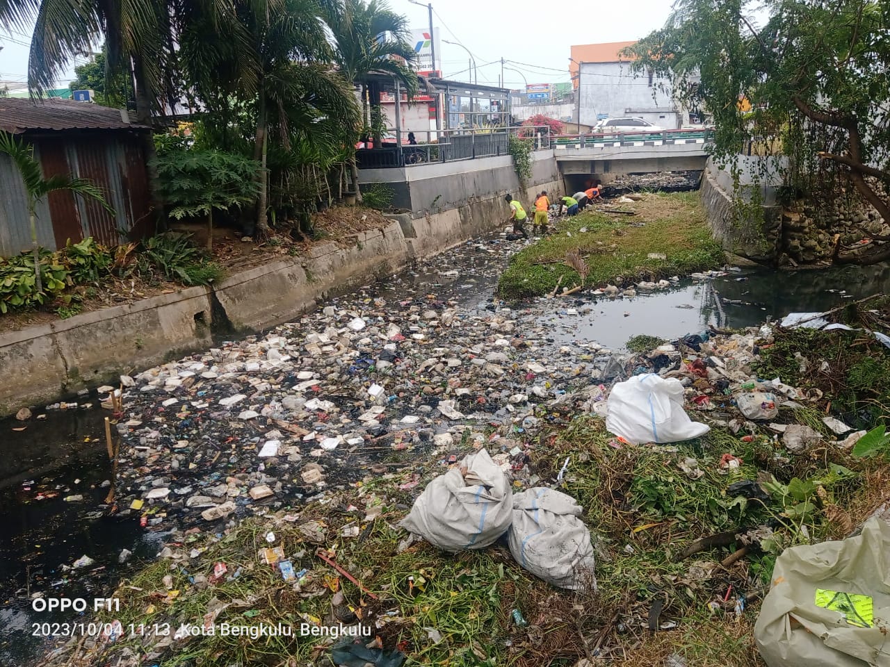 Puluhan Ton Sampah Sumbat Saluran Air di Penurunan Kota Bengkulu