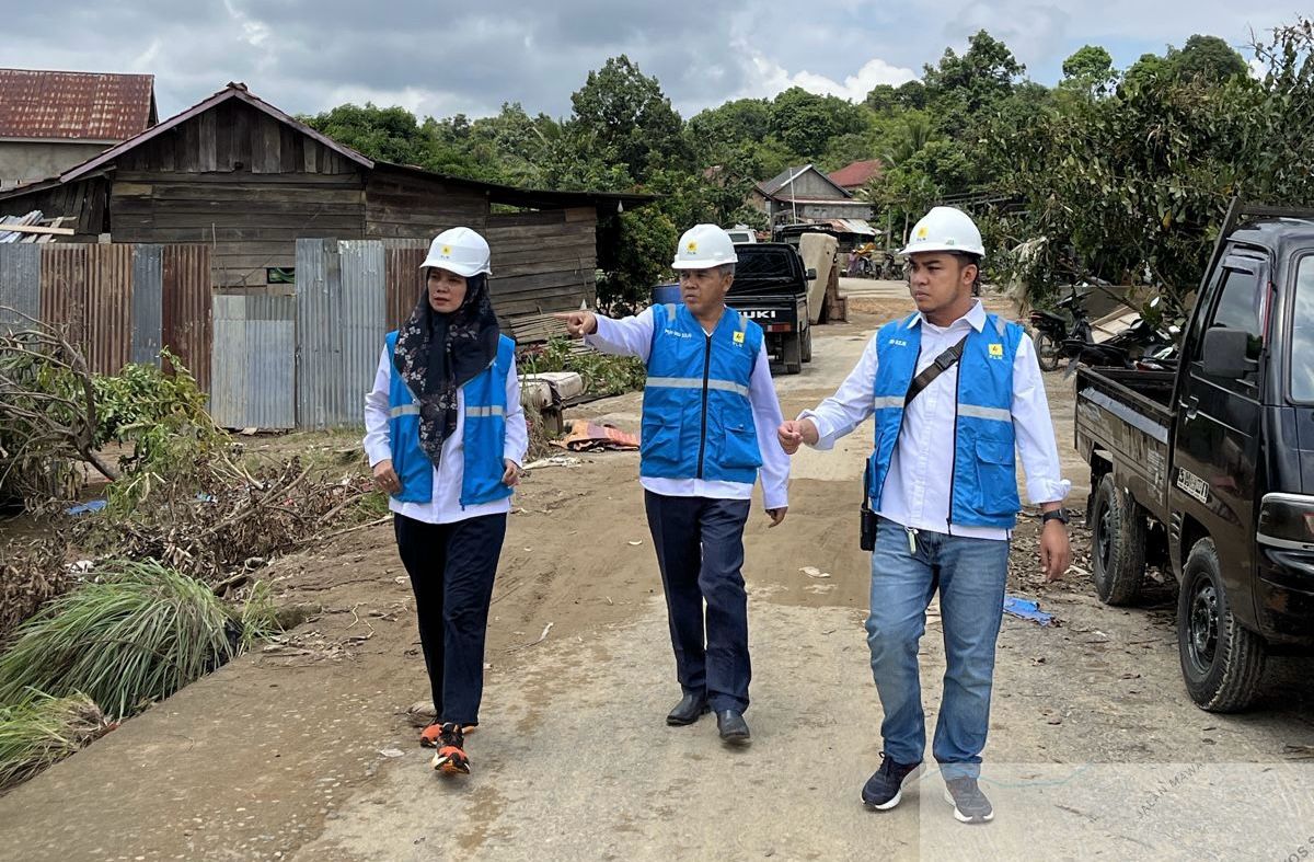 Srikandi PLN Kawal Pemulihan Pasca Banjir Bandang di Musi Rawas Utara, 90% Sistem Kelistrikan Berhasil Pulih