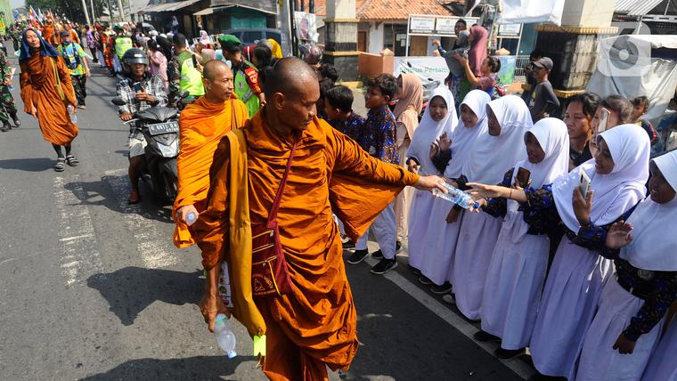 Lewati Tegal, Biksu Thailand Ucapkan 'Assalmualaikum' kepada Pelajar SD 