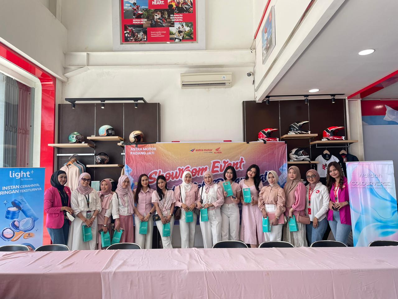 Astra Motor Padang Jati Ajak Kaum Perempuan Tampil Cantik dan Percaya Diri Lewat Beauty Class Bersama Wardah